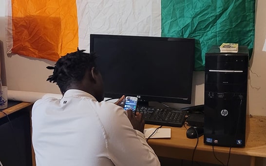 Jeune en plein travail, illustrant l'accès à l'éducation et à la culture soutenu par Égide Solidarité à Nantes.